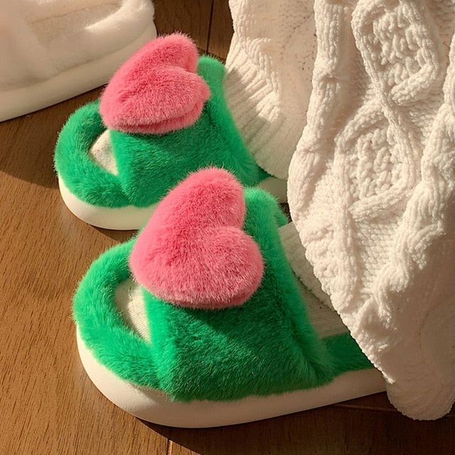 Pantufas de pele fofas com amor de coração