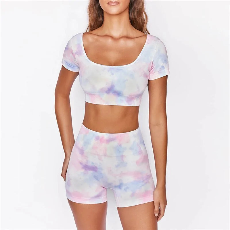 Conjunto de ioga feminino com tie-dye de verão: top curto de manga curta e shorts de cintura alta