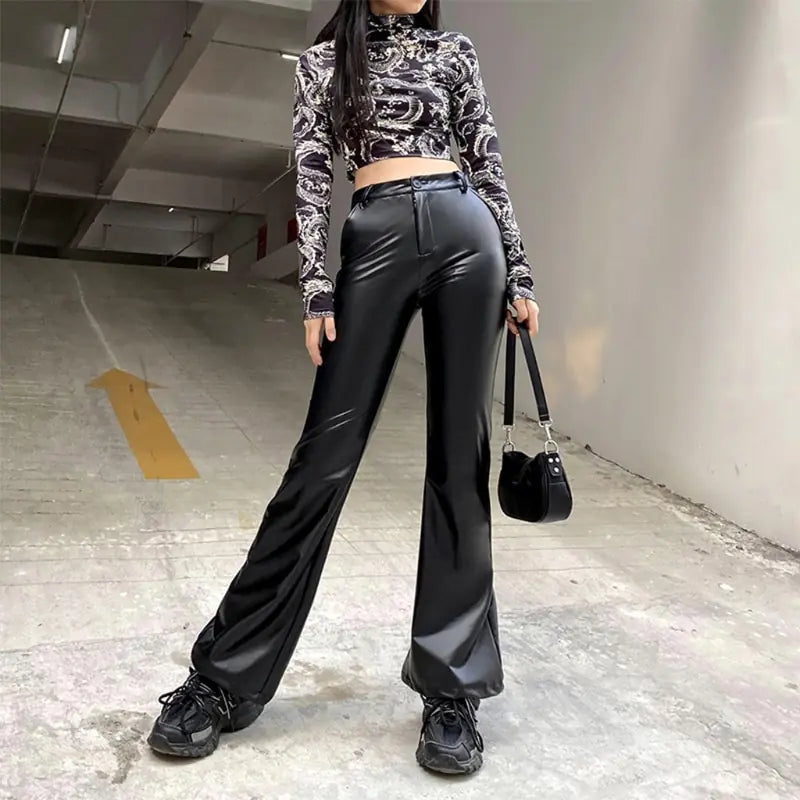 Pantalon en similicuir noir brillant vintage pour femme