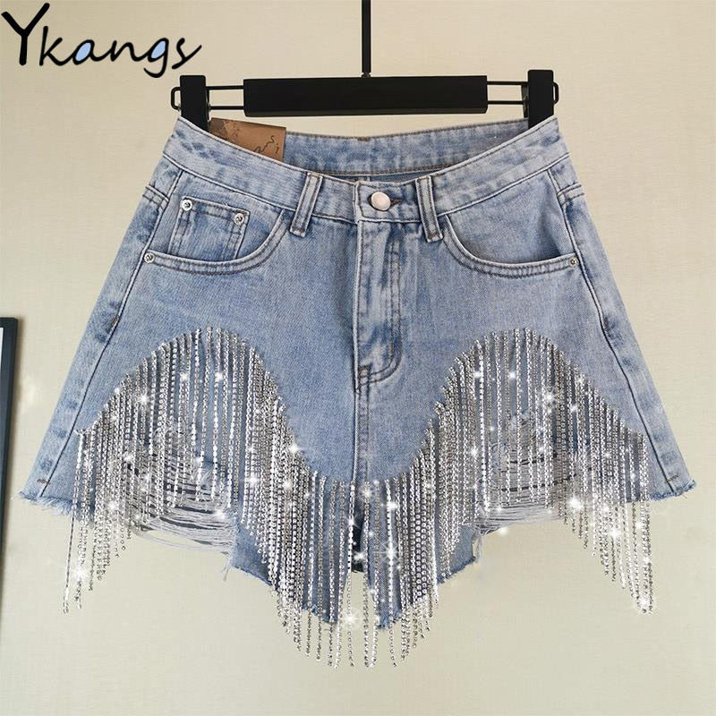 Short en jean à pampilles et strass