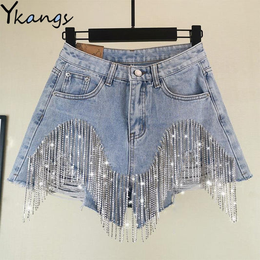 Short en jean à pampilles et strass