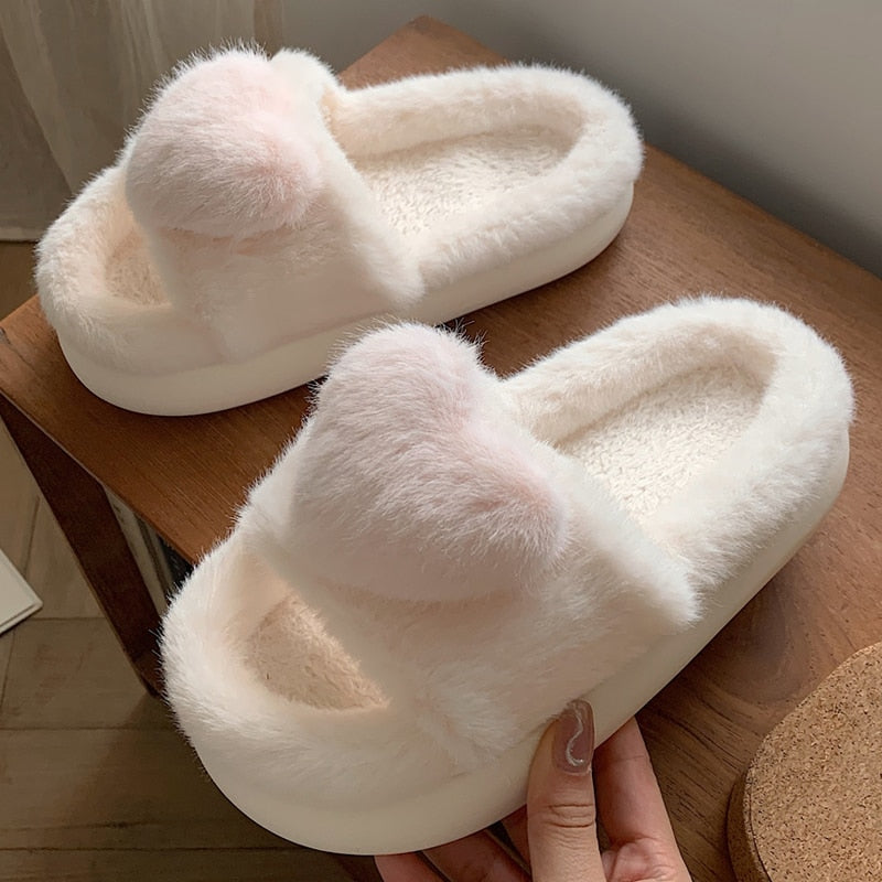 Pantufas de pele fofas com amor de coração