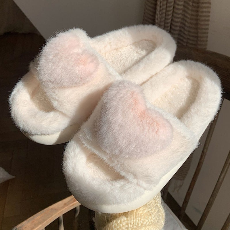 Pantufas de pele fofas com amor de coração