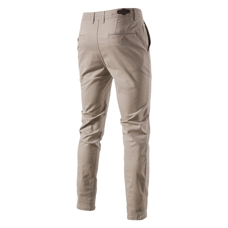 Pantalon pour hommes coupe slim de couleur unie